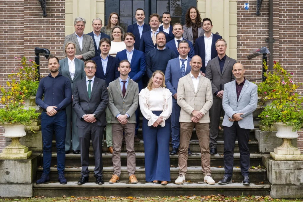 Groep nieuw beëdigde Rentmeesters NVR op de bordestrap van een landhuis